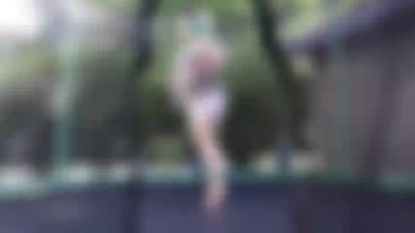 Ging in den hinterhof und beschloss, mich beim trampolinspringen auszuziehen. Ich ziehe mich komplett nackt aus, wobei meine prallen titten und mein dicker bauch wackeln und zittern, während ich auf und ab hüpfe. Ich spiele sogar ein bisschen mit meiner behaarten muschi, direkt am helllichten tag.