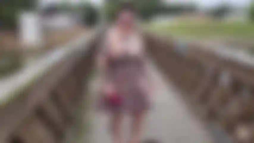 Hängebrücke squit! Bin heute um den see spazieren gegangen und bin über diese hübsche brücke gerannt. Natürlich habe ich meinen treuen kaninchen-vibe ausgepeitscht und den muschisaft überall hingespritzt! Ich meine, wie oft darf man auf eine 150 jahre alte brücke spritzen?