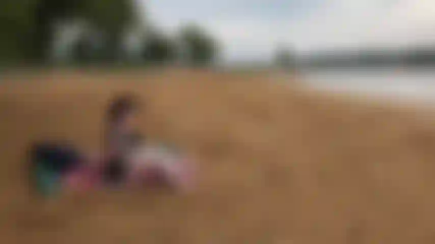 Spritze in den sand! Es war wunderschönes wetter, um einen tag am strand zu genießen. Habe einen schönen, abgeschiedenen ort gefunden, an dem ich etwas zeit mit meinem zauberstab verbringen kann! Habe meine stranddecke vollgespritzt!