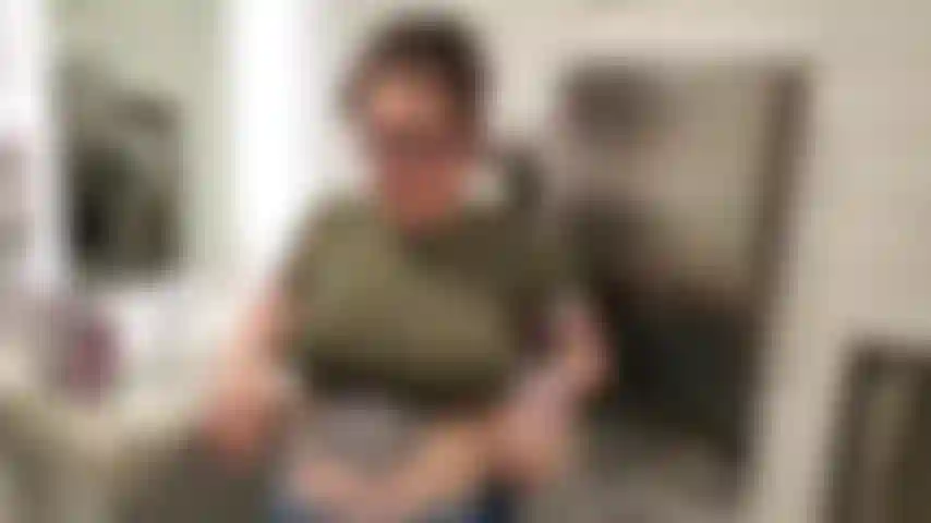 Ich wurde im laden so geil, dass ich auf der toilette stehen blieb und meine treue stimmung ausstrahlte. Genau dort auf dem schmutzigen boden habe ich meine fette, haarige muschi gefingert und gefickt, bis ich mehrere spritzer mädchensaft durch den raum gesprengt habe. Räume gang 69 auf!