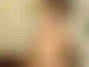 Öle meine titten ein, mache sie schön nass, während du deinen schwanz streichelst.