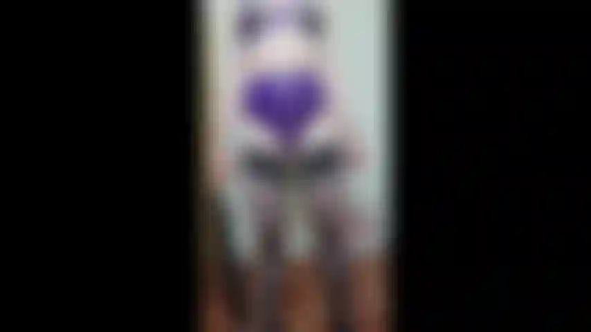 Wohin gehen deine augen? Kannst du deinen blick gesenkt halten, bis die herrin dir die erlaubnis zum schauen gibt? Lilafarbener offener pvc-bh und pvc-höschen im bdsm-stil, herrin und dominanz.