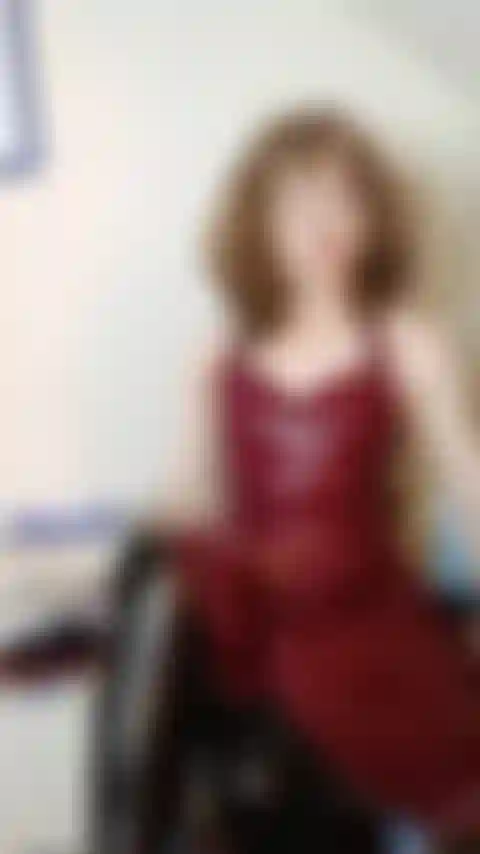 Latexkleid umdrehen, latexstrümpfe hochziehen.