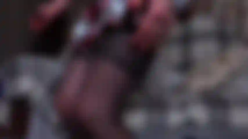 Spiele einen mini-kilt mit einem röntgendildo – necke mit meinem britischen akzent, strümpfe und hosenträger, satinhöschen, hebe meinen mini-kilt hoch, fingere meine muschi, zeige dir meinen großen kitzler, rede dirty talk und spiele mit einem röntgenklaren dildo.