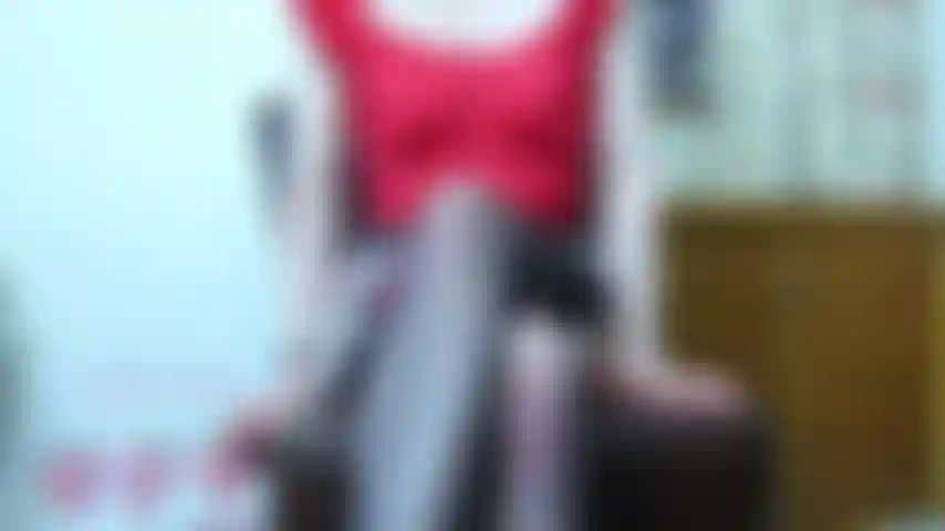 Satinhöschen-overhead-joi – ich ziehe satinhöschen unter meinem kilt aus und ziehe sie über meinen kopf, damit dein joi über mein hübsches, mit höschen bedecktes gesicht spritzt. Countdown zu ende.