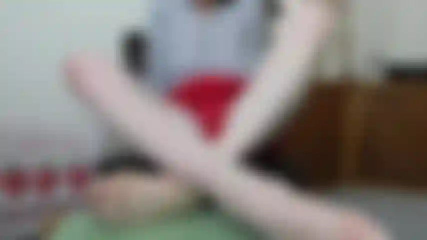 Roter minirock, maximaler orgasmus, knie ausgestreckt, ich ziehe den rock hoch, um mich selbst zum orgasmus zu fingern – enthülle kleine brüste. Zeige meinen großen kitzler mit der kamera und benutze dann einen realistischen dildo an meiner nassen muschi.