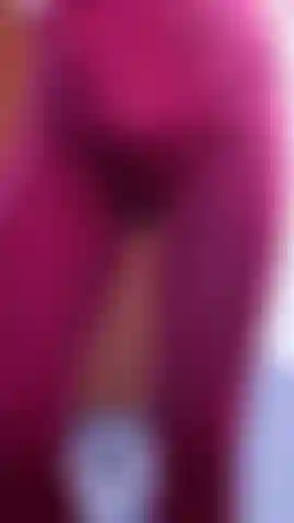 Wriggle wriggle teil 2, glatter tanga – teil 2 des langen wriggle wriggle-videos. Ich ziehe mich geil aus den roten leggings aus und ziehe die absätze aus (gehört, nicht gesehen). Ich fingere mich in einem nackten tanga, der stoff wird durch meine nässe durchscheinend.