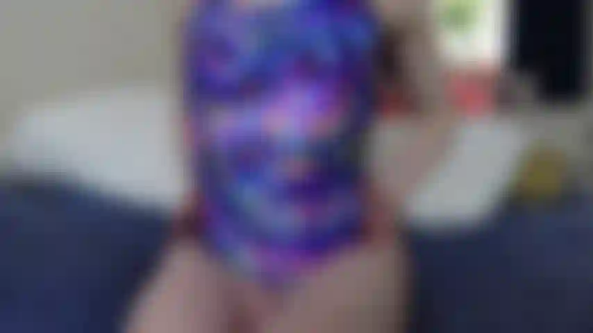 Zeige den badeanzug, schiebe ihn zur seite, um muschifingern, klitoris und realistische dildopenetration zu spielen.