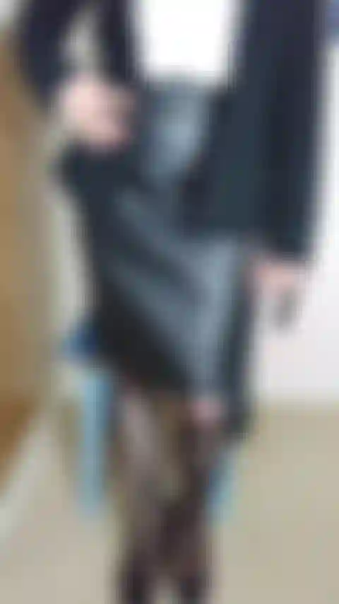 Miss ruth, schwarze perücke, blase an deinem hintern, verspricht, dich zu bestrafen, mit bloßen händen, paddel, gürtel.