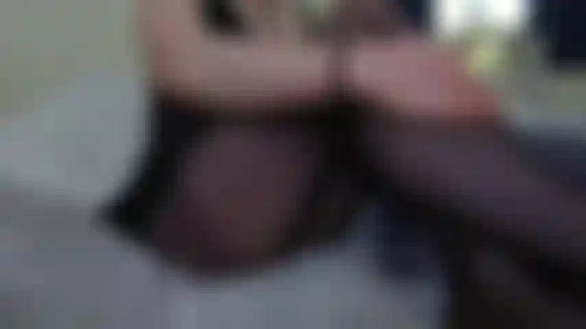 Reiße strumpfhosen zum orgasmus, fühle mich geil in schwarzen transparenten strumpfhosen, fange an zu reiben, schwarzes babydoll-oberteil, schau mir zu, wie ich die strumpfhose im schritt aufreiße, dann schiebe ich den transparenten schwarzen slip zur seite und fingere mich bis zum orgasmus.