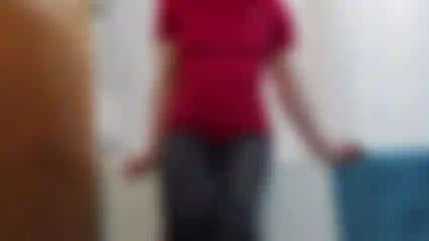 Mein post-workout-workout – in sportlicher neckerei ziehe ich meine engen sportleggings und meinen rosa tanga aus und drehe mich um, um einen dildo am rand der badewanne zu reiten.