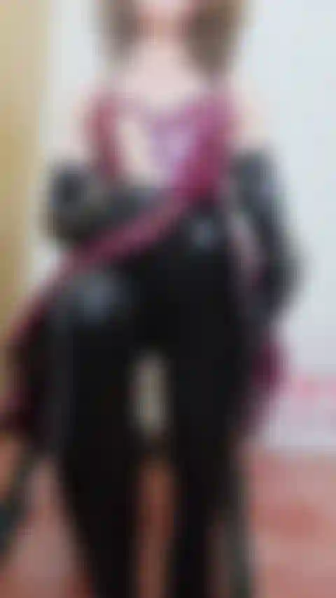 Latex-handjob mit einem dildo, trage schwarze latexstrümpfe, pflaumenfarbenes latexkleid, sehr lange latexhandschuhe, britischer akzent, ich erzähle dir von deinem handjob-joi.