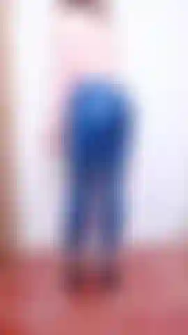 Mistress latex nightshade, viele latex-asmr-geräusche, femdom, latexanbetung, bein- und arschanbetung, die meinen mit latex bekleideten arsch kreisen lässt und meine wohlgeformten beine und meinen kecken hintern zeigt. Ziehe ein latexoberteil an und drehe mich um, um schwarze latexhandschuhe anzuziehen – nahaufnahmen von mit latex behandschuhten händen.