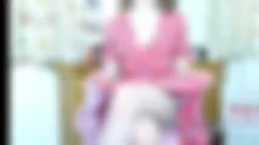 Sommerliebe-joi – der sommer naht an einem warmen tag, in meinem retro-wickelkleid, hautfarbenen strümpfen mit einem kurzen anblick der strumpfoberteile gebe ich dir deine sommerliebe-joi. Folge meinen händen, folge meiner stimme, während ich den braunen dildo streichle und dich zu einem countdown-abspritzen führe.