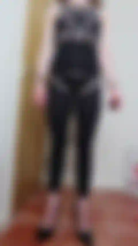 Ein bdsm-dominanzvideo; in meinem engen schwarzen nylon-bodystocking zeige ich dir mit britischem akzent die bein- und arschanbetung mit ballknebel-präsentation am ende.