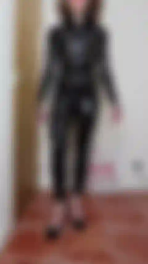 Latex-catsuit-strapon-version 1 – domina-herrin zieht ihren strap-on über ihren latex-catsuit.