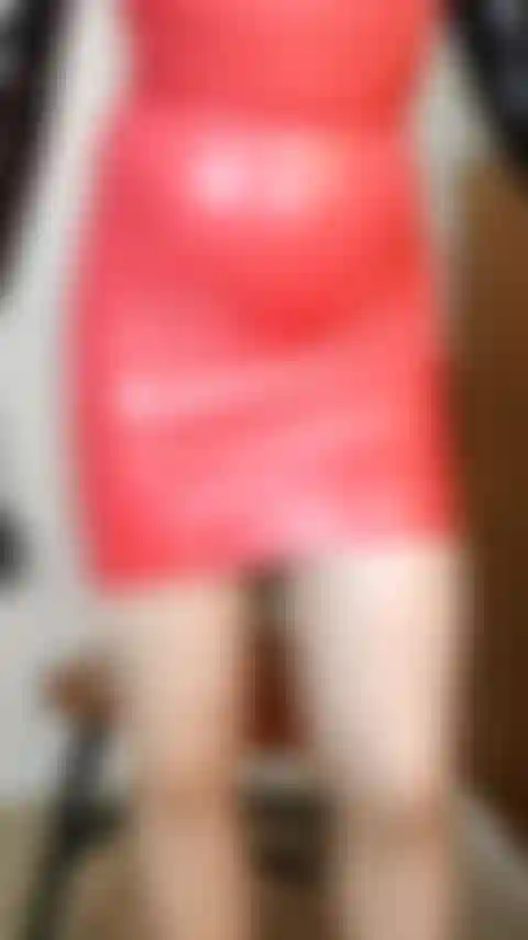 Quietschender kirschkuchen aus rotem latex.