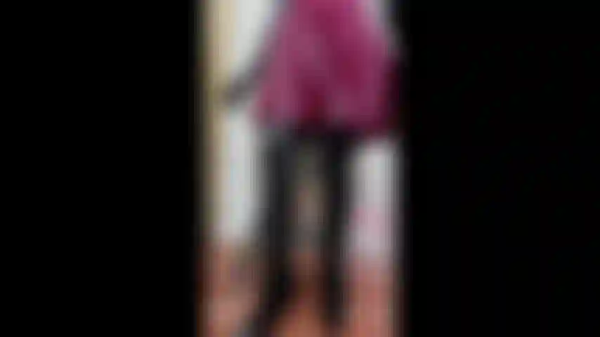 Eine anbetungsmeisterin aus latex in einem latexkleid, latexstrümpfen, latexhandschuhen und pvc-stiletto-stiefeln. Öffne ihre stiefel für die latex-fußanbetung und zeige zum abschluss die sonde, die sie zu ihrer freude an dir verwenden wird.