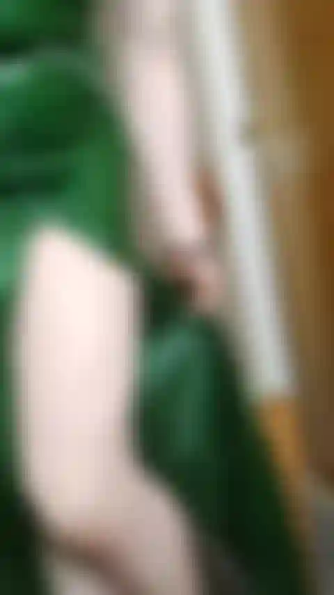 Grünes licht, das mit reißverschlüssen im latexkleid neckt.