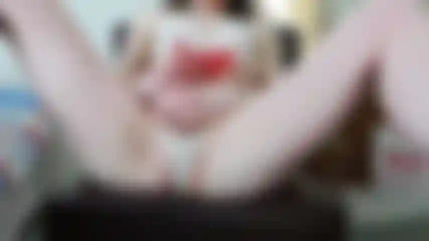 Pink_jelly-dildo, sanftes nach-orgasmus-entspanntes, hektisches muschispiel, das dir zeigt, wie nass meine muschi ist, cremefarbene spitzenunterwäsche, nackte beine, kleine titten im blick. Hd-kamera.