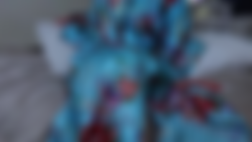 Chinesisches gewand, scharlachroter orgasmus – wickle mein chinesisches satingewand aus und zeige scharlachrote satinunterwäsche, rote strümpfe, rote lippen, roten nagellack. Ich ziehe meinen weichen bh aus und schiebe die roten satinhöschen zur seite, schau mir zu, wie ich mich selbst fingere und zum orgasmus komme, während ich in den schlanken dildo hineingleite.