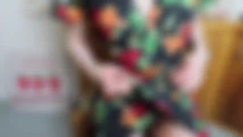 Ein baskischer tanga mit roten rosen rutscht zur seite, um das fingern der klitoris zu stimulieren, vibe, glasdildo in die muschi zu schieben, hochauflösende canon-kamera.