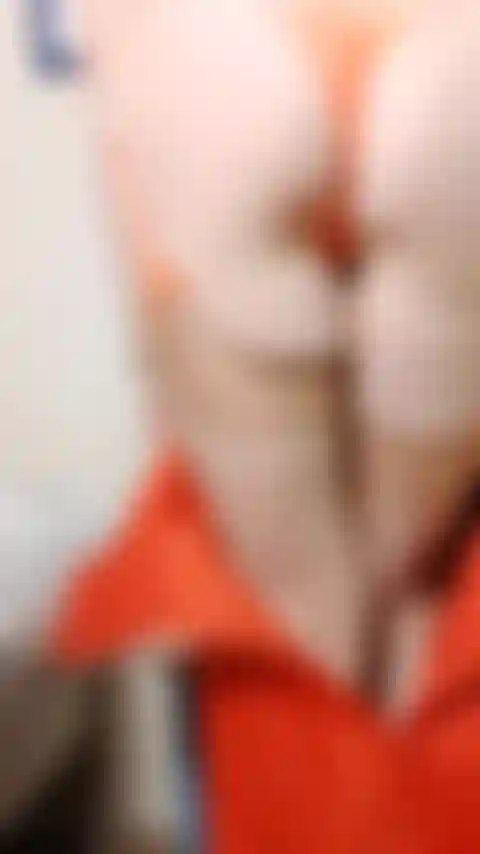 Warnschutzstreifen aus einem orangefarbenen 50er-jahre-kleid, dessous, trage strümpfe, stilettos. Pussy spielen, dildo von hinten, dildo auf stuhl von hinten & vorne reiten.