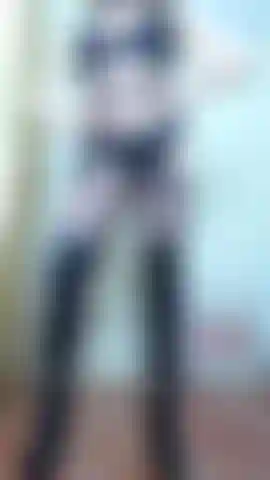 Klein und unbedeutend, ein femdom-ledervideo – schau aus der sub-pov-perspektive auf meine overknee-stiefel und meinen netz-bodystocking, während ich dich dominiere. Sage dir, dass du klein und unbedeutend bist. Du betest meine stiefel und meinen hintern an und bewunderst mich dann, wenn ich meinen langen ledermantel anziehe und bereit bin, dich zu befriedigen.