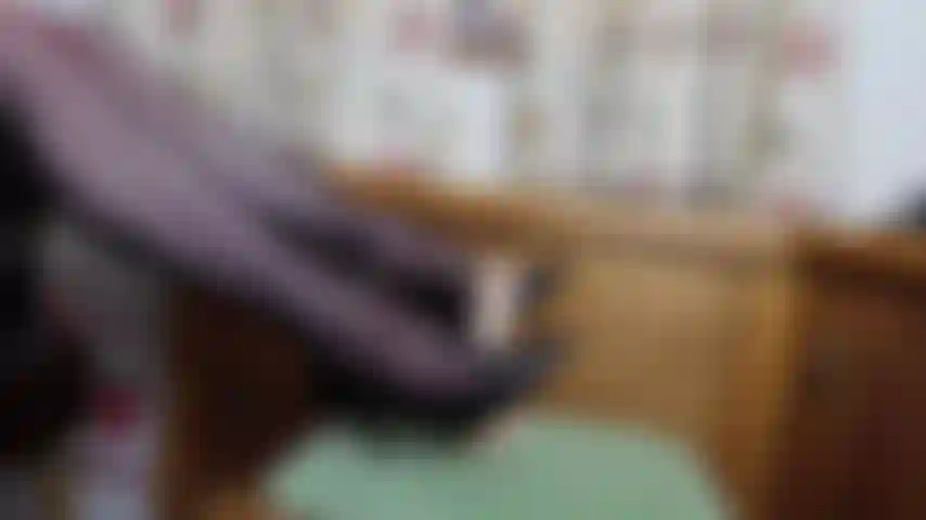 Fußjob auf einem realistischen dildo, gespräch mit britischem akzent durch schwarze stilettos und schwarze nylonstrümpfe zum abschluss.