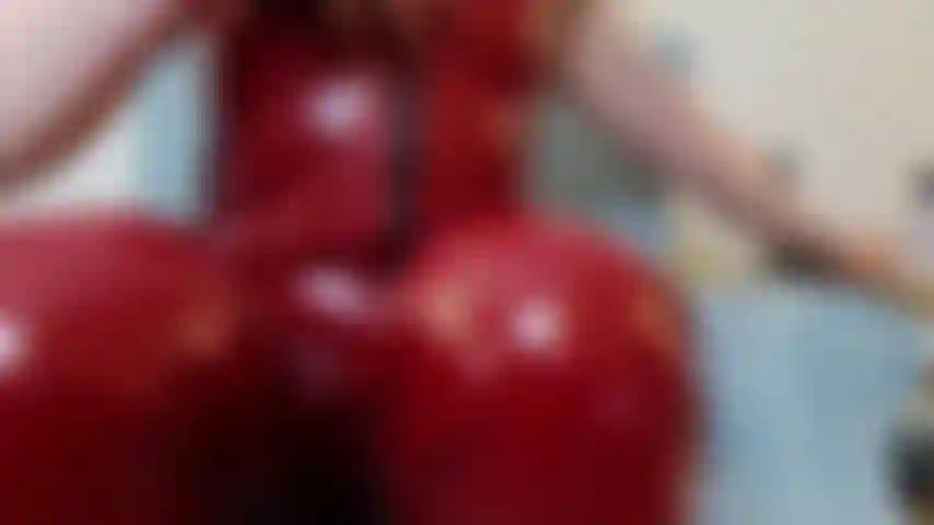 Halte einen engen roten pvc-catsuit fest, fingere muschi, um eine high-definition-kamera zum orgasmus zu bringen.