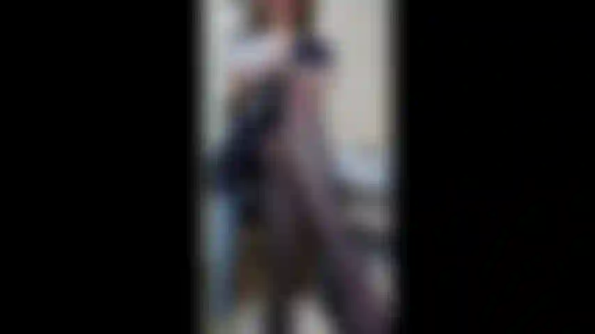 Prim und ordentlicher handjob (dildo) mit weißen satinhandschuhen. In meinem sommerkleid mit dunkelblauen strümpfen ziehe ich weiße satinhandschuhe an, um dich (dildo) durch einen handjob-joi zum abschluss zu führen.