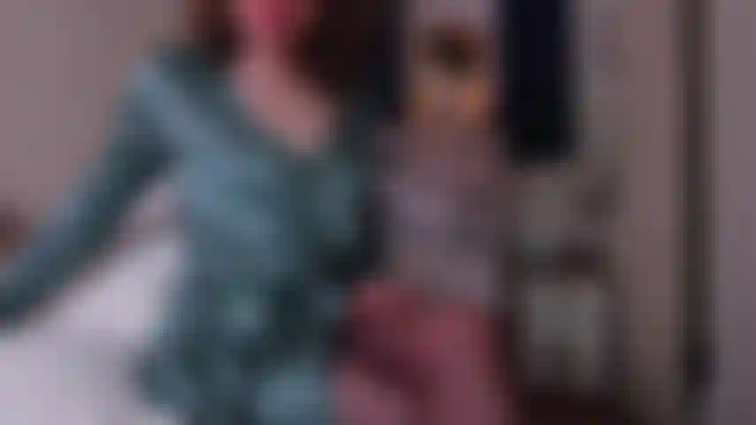 Dekorateurin, anreiz-rollenspiel-orgasmus; zufrieden mit ihrer arbeit als dekorateurin lade ich sie in mein schlafzimmer ein, um mir einen runterzuholen und dabei zuzusehen, wie ich mich ausziehe und mich dann bis zum orgasmus fingere.