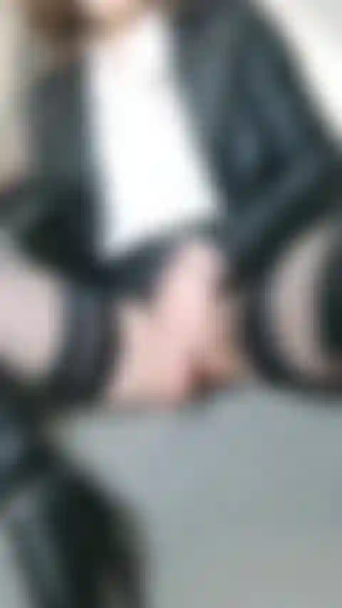 Weekend rock chick, leder-oberschenkelstiefel, weißes hemd, lederrock und jacke, muschispiele mit offenen beinen, fingersatz und glasdildo im treppenhaus.