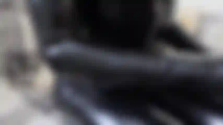 Ein orgasmus in langen schwarzen latexhandschuhen und leggings, ich öffne die leggings, um mit meiner muschi zu spielen. Ziehe die handschuhe aus und fingere meinen großen klitoris bis zum orgasmus – die herrin ist zufrieden fertig.