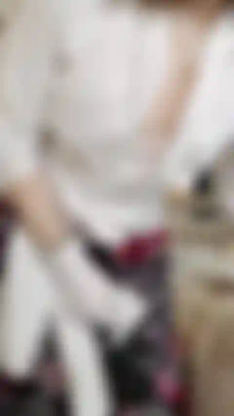 Einfach eine britische rose, die am jubiläumstag satinhandschuhe anzieht.