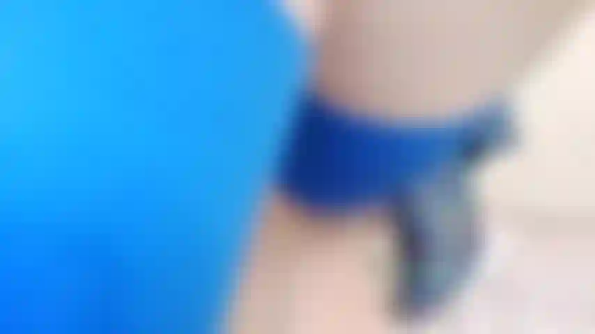 Blaue nahtstrümpfe, beine in die luft, arsch zeigen, muschi fingern, glasdildo.