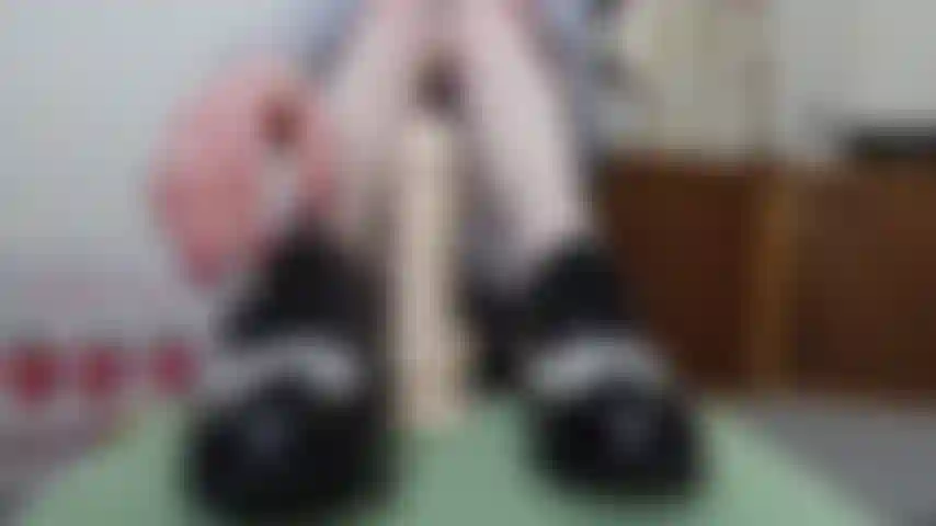 Adretten minirock-fußjob, ziehe flache schnürschuhe aus, rote zehennägel sind durch meine cremefarbenen strümpfe sichtbar, ich gebe einem dildo einen fußjob.