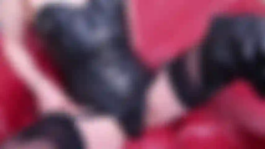 Ein lederschnallenkorsett zum orgasmus. Lederkorsett, overknee-stiefel, schwarze strümpfe und hosenträger. Ich öffne den ledertanga, um meinen kitzler bis zum orgasmus zu fingern.