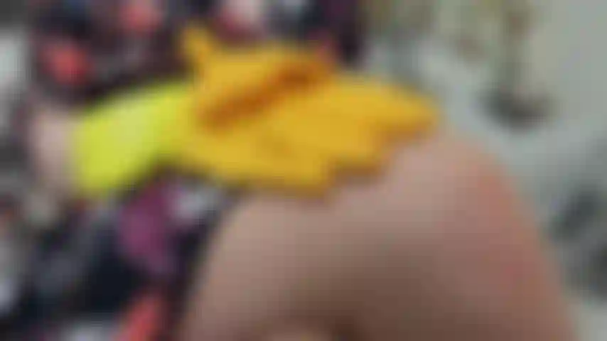 Marigold-orgasmus in meinem 50er-jahre-retro-kleid, ich hebe den rock hoch, kontrastierende nahtstrümpfe fingere mich selbst zum orgasmus und trage ringelblumen-waschhandschuhe – sehe, wie meine muschi rosa und feuchter wird, bis ich ihren höhepunkt erreiche. Zeige der kamera meine muschisäfte auf handschuhen.