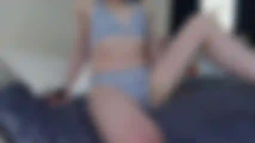 Taufe meinen bikini, binde das oberteil los, um meine kleinen brüste freizulegen, lehne mich zurück, bewege den hintern zur seite, um mich bis zum orgasmus zu fingern, und zeige dann der kamera meinen großen kitzler und meine feuchte muschi nach dem orgasmus.