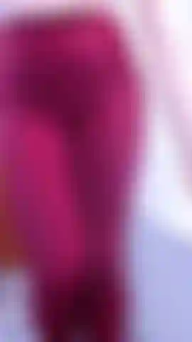 Zappele und zappele zum orgasmus – langes video auch separat erhältlich. Ich fange an, in einer roten leggings anzugeben. Ich werde erregt und stecke meine hand in die leggings. Ich ziehe mich bis auf den nackten tanga aus und spiele mit meiner muschi im nackten tanga. Schließlich ziehe ich den tanga aus und fingere mich selbst zum orgasmus auf dem boden.