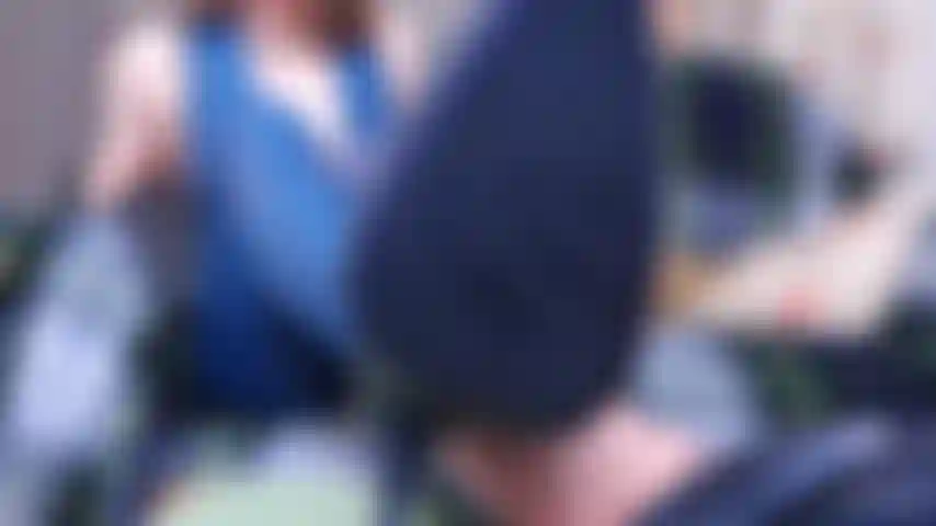 Entspanne die falten meiner füße und entspanne mich in meinen blauen nachtschatten-latex-leggings, die füße hoch, ich ziehe meine schuhe aus, um die füße barfuß anzubeten. Daraus entstanden faltige sohlen, zehenspreizspiel mit joi-anleitung auf meinen nackten füßen am ende.