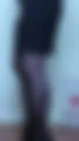 Arschanbetung für deine bdsm-knieansicht (knöchel bis zur taille) – herrin ruth spricht mit ihrem britischen akzent zu dir, während sie ihr schwarzes kleid auszieht, um ihren arsch in schwarzen strümpfen und tanga zu zeigen, bete ihren arsch so weit an, dass sie den schwarzen riemen enthüllt, den sie will zum benutzen in deinem arsch.