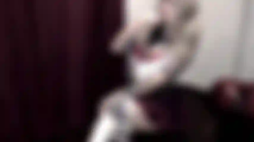 Ein schräges mädchen hat ein geheimnis ... Ein riesiger schwanz unter ihrem rock.