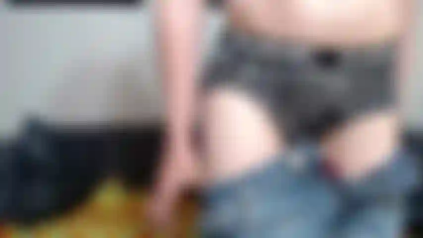 Streichle meinen mädchenschwanz und fingere mein enges loch.