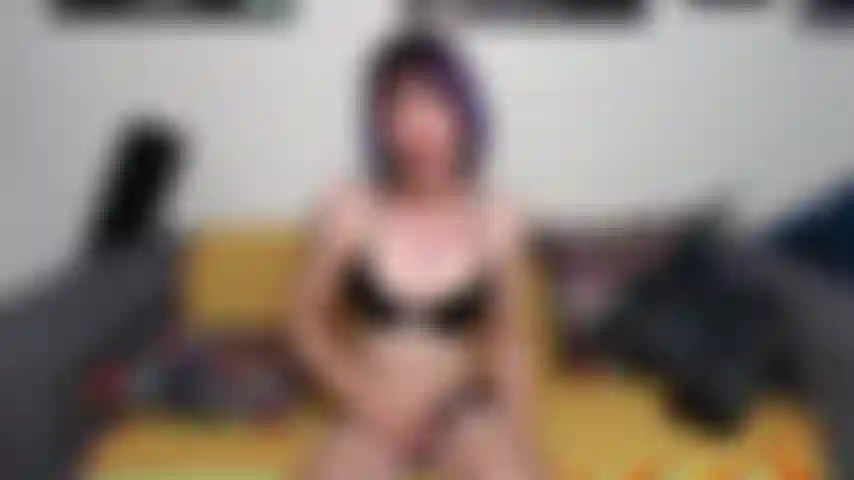 Ein trans-gothic-mädchen, das ihr höschen auszieht und masturbiert.