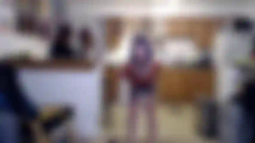 Ziehe mein sexy bauchfreies top aus.