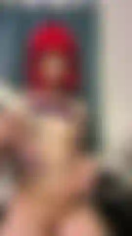 Schmiere mich ein und ficke meine muschi mit einem dildo, nahaufnahme 4k.