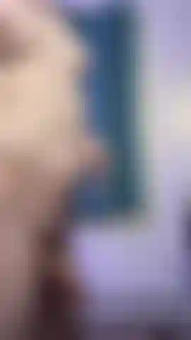 Ein transmädchen, das tief mit einem dildo gefickt wird.