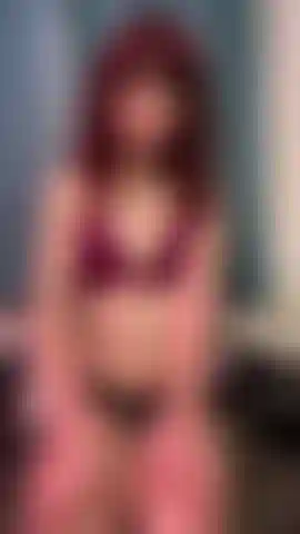 Ein transgender-punk-mädchen, das seine füße zeigt.